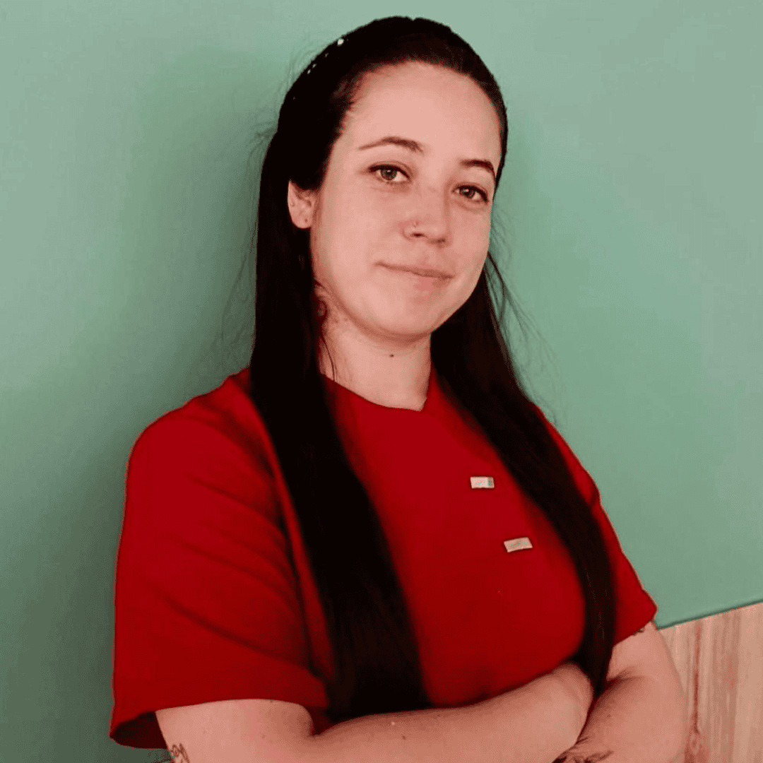 Post de Instagram, felicitación de cumpleaños infantil, rosa pálido, delicado, foto en blanco y negro de mamá jugando con hijo.